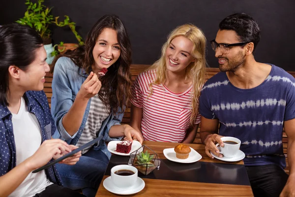 Prieteni zâmbitori care se bucură de cafea împreună — Fotografie, imagine de stoc