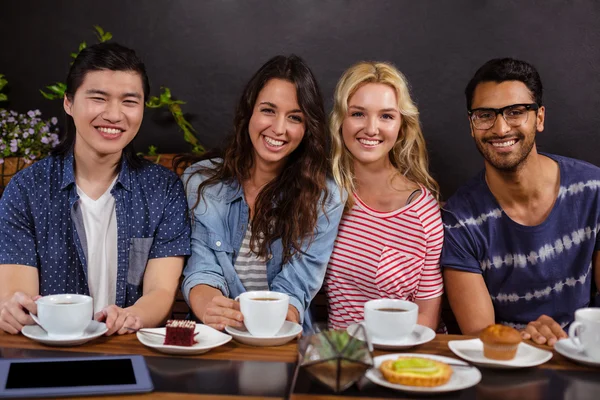 Lachende vrienden genieten van koffie samen — Stockfoto