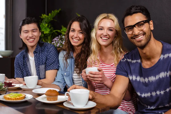 Amigos sonrientes disfrutando del café — Foto de Stock