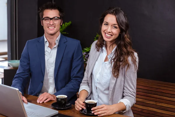 Gente de negocios trabajando con computadora portátil y café —  Fotos de Stock