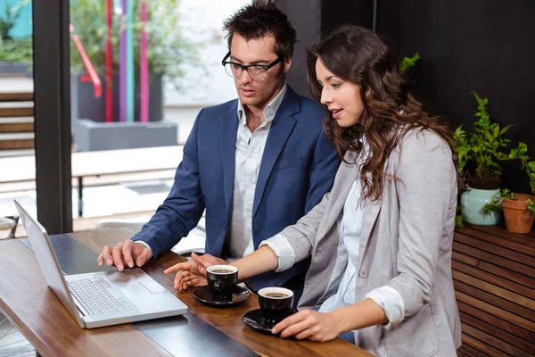 Mensen uit het bedrijfsleven werken met laptop en koffie — Stockfoto