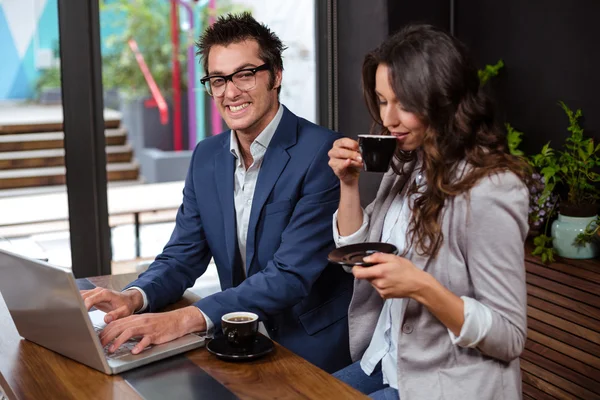 Företag som arbetar med laptop och kaffe — Stockfoto