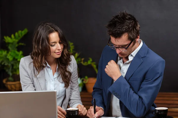 Uomini d'affari che lavorano con laptop e caffè — Foto Stock