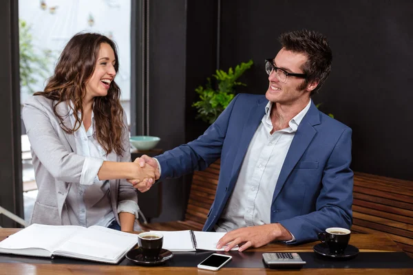 Mensen geven handdruk — Stockfoto