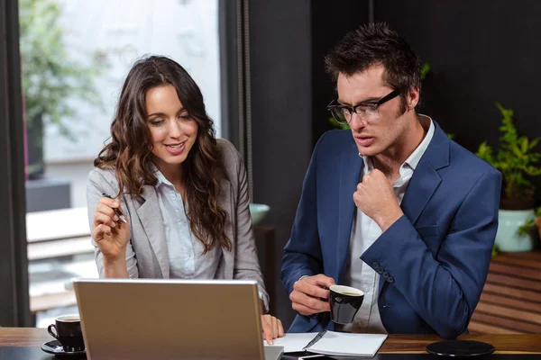 Gente de negocios trabajando con computadora portátil y café — Foto de Stock