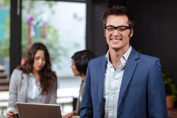 Lächelnder Mann und Menschen mit Laptop — Stockfoto