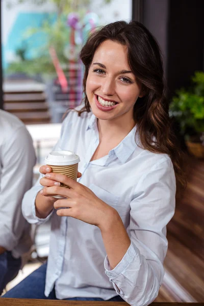 Mujer sosteniendo taza de café — Foto de Stock