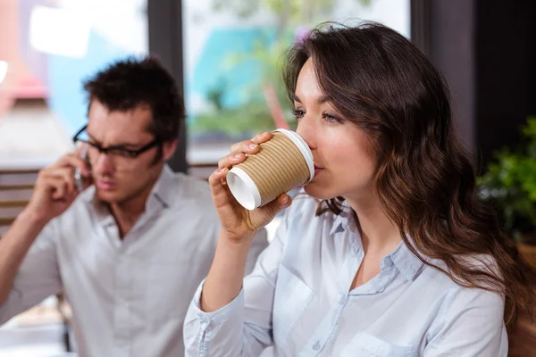 Ludzie za pomocą smartphone i picia kawy — Zdjęcie stockowe