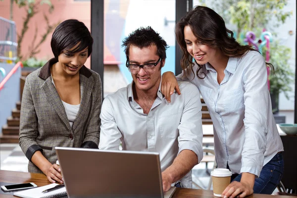 Friends using laptop together — Stock Photo, Image