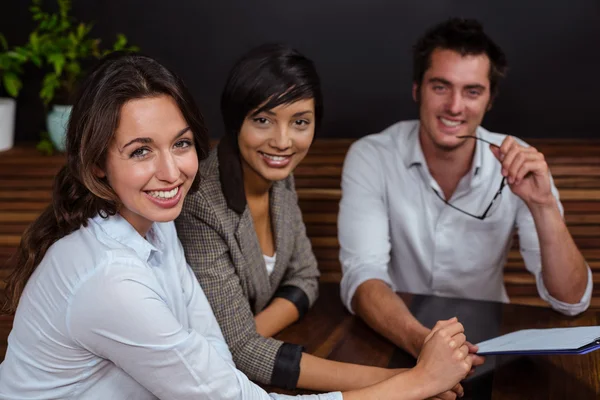 Lächelnde Freunde, die das Menü halten — Stockfoto