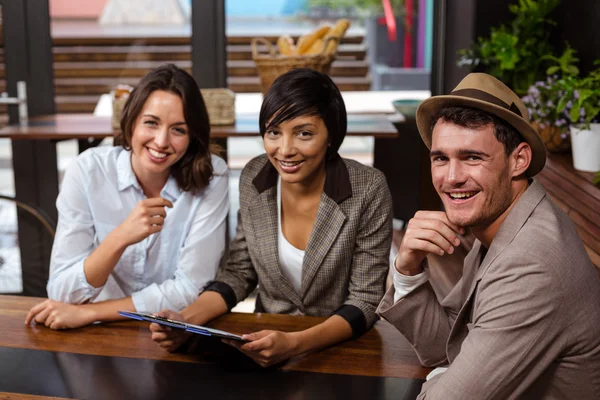 Amici che tengono il menu — Foto Stock