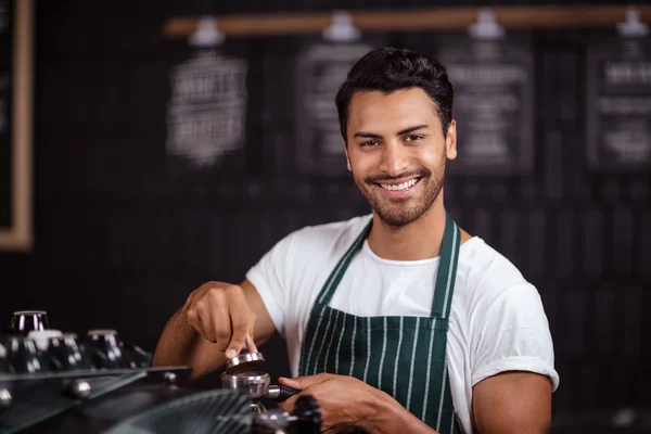 Sorridente barista preparare il caffè — Foto Stock