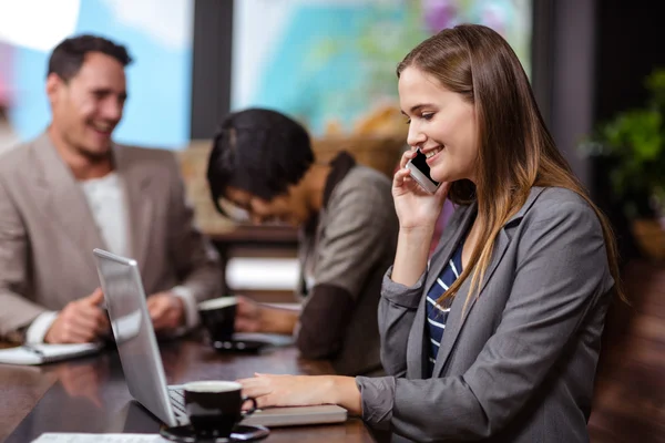 Vrouw met behulp van technologie — Stockfoto