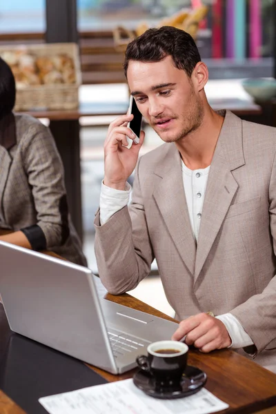 Man using his smartphone — Stock Photo, Image