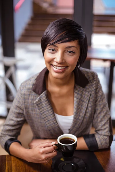 Mulher segurando xícara de café — Fotografia de Stock