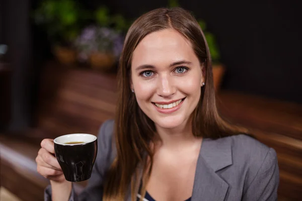 Donna in possesso di tazza di caffè — Foto Stock