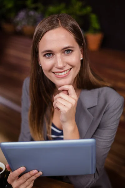 Kvinna anläggning tablet — Stockfoto