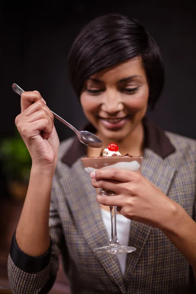 Vrouw bezig met eten dessert — Stockfoto