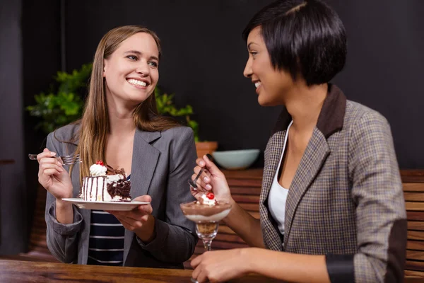 Jolies femmes mangeant des desserts — Photo