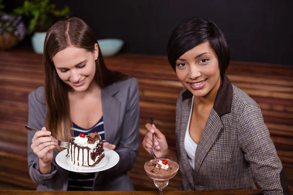 Bonitas mujeres comiendo postres — Foto de Stock