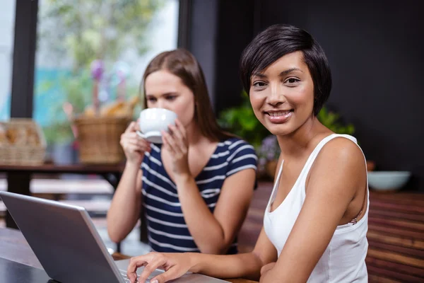 Mujeres guapas en el bar — Foto de Stock