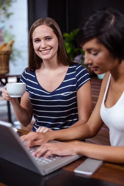 Mooie vrouwen in de bar — Stockfoto