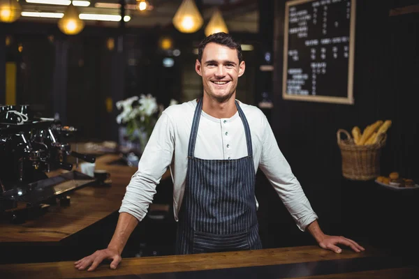 Barista sorridente em pé no bar — Fotografia de Stock