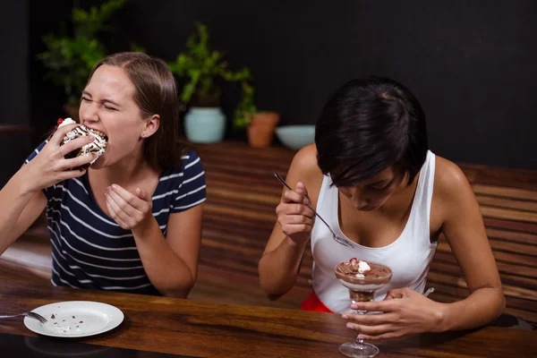 Pretty women eating desserts — Stock Photo, Image