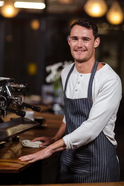 Glimlachend barista schoonmaken teller — Stockfoto