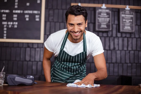 Contador de limpieza sonriente barista —  Fotos de Stock