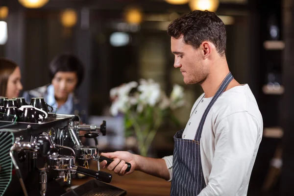 Barista kahve yapma — Stok fotoğraf