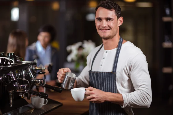 Smiling barista preparing cappuccino — Stock Photo, Image