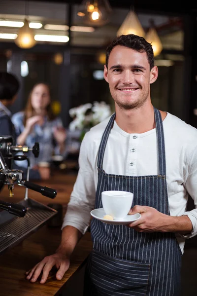 Senyum barista memegang cappuccino — Stok Foto