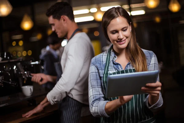 Hezká barista pomocí tabletu — Stock fotografie