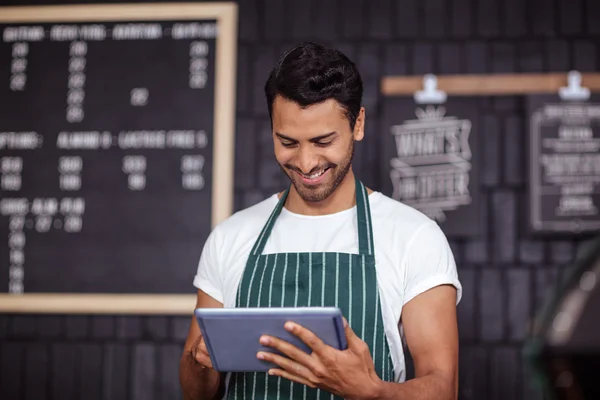 Barista tersenyum menggunakan tablet — Stok Foto