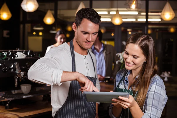 Baristas sonrientes usando tableta — Foto de Stock