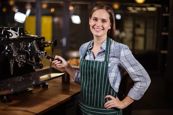 Barista haciendo café con cafetera —  Fotos de Stock