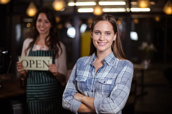 Woman standing with arms crossed — Stock Photo, Image