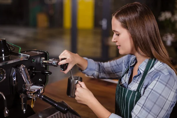 Barista fazendo leite quente com máquina de café — Fotografia de Stock