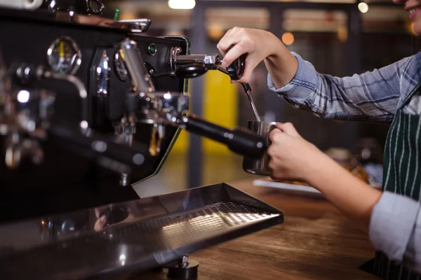 Barista fazendo leite quente com máquina de café — Fotografia de Stock