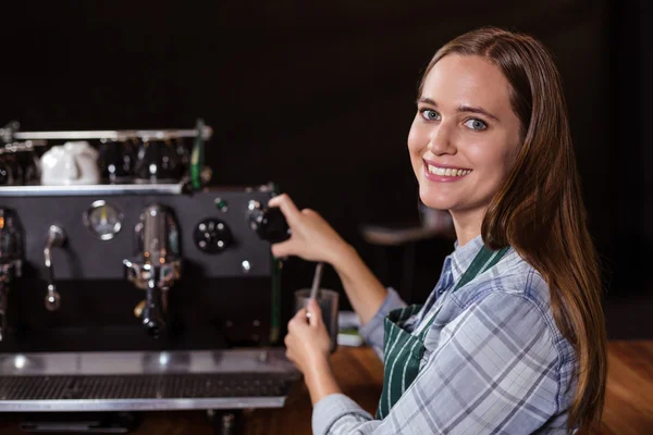 Barista kahve makinesi ile sıcak süt — Stok fotoğraf