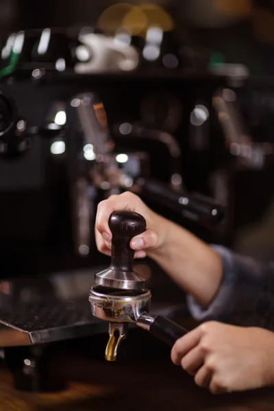 Бариста готовит кофе с машиной — стоковое фото