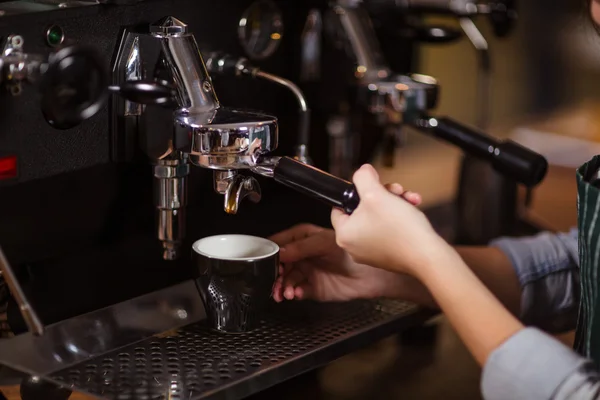 Barista usando máquina de café — Fotografia de Stock