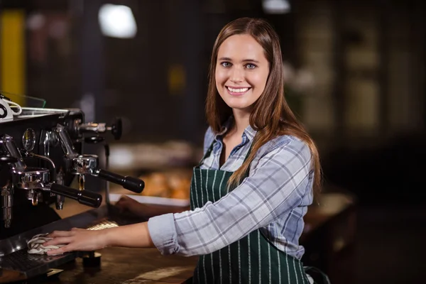 Barista schoonmaak koffiemachine — Stockfoto