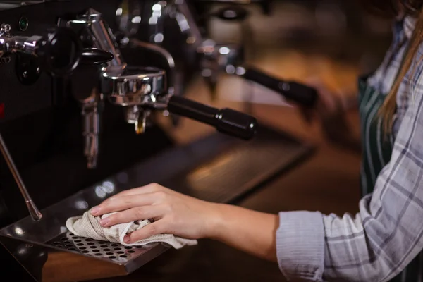 Barista schoonmaak koffiemachine — Stockfoto