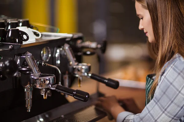 Barista καθαρίζοντας μηχανή καφέ — Φωτογραφία Αρχείου