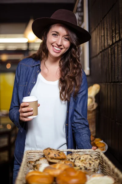 Woman holding disposable cup — Stock Photo, Image