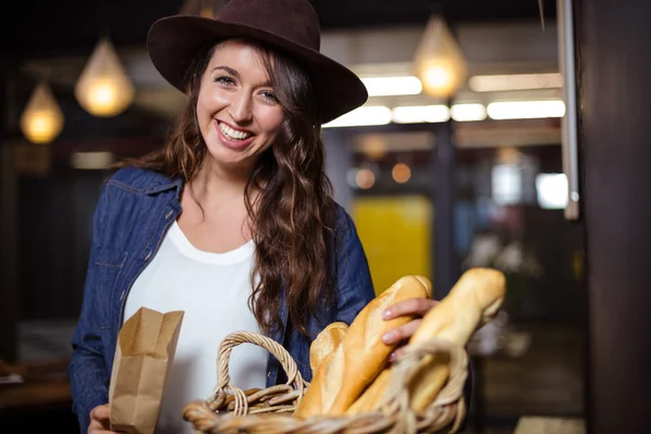 パンに触れて笑顔の女性 — ストック写真