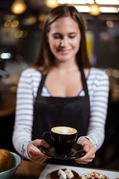 Sorrindo barista segurando café — Fotografia de Stock