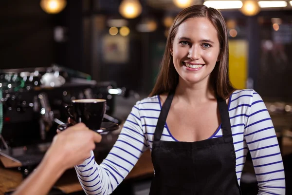Barista geven koffie aan klant — Stockfoto